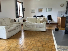 Maison de campagne avec piscine, maison secondaire, garage, grange et grand jardin dans un endroit tranquille.