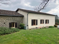 Maison de campagne avec piscine, maison secondaire, garage, grange et grand jardin dans un endroit tranquille.