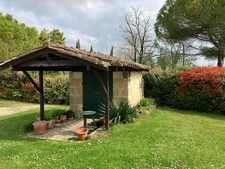 Maison de campagne avec piscine, maison secondaire, garage, grange et grand jardin dans un endroit tranquille.