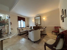 Charmante maison de village avec 4 chambres et 4 salles de bains, à quelques pas de toutes les commodités.