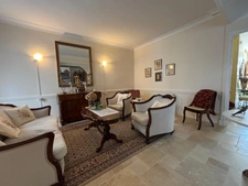 Charmante maison de village avec 4 chambres et 4 salles de bains, à quelques pas de toutes les commodités.