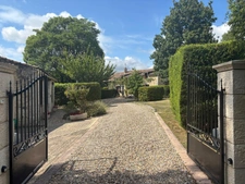 Ensemble calme et privé composé de trois maisons de caractère en pierre, avec piscine et sans vis-à-vis.