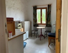 Maison de campagne avec piscine, maison secondaire, garage, grange et grand jardin dans un endroit tranquille.