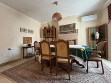 Charmante maison de village avec 4 chambres et 4 salles de bains, à quelques pas de toutes les commodités.