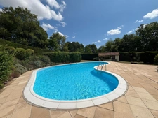 Ensemble calme et privé composé de trois maisons de caractère en pierre, avec piscine et sans vis-à-vis.