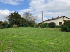 Maison de campagne avec piscine, maison secondaire, garage, grange et grand jardin dans un endroit tranquille.