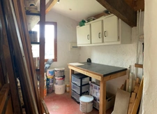 Maison de campagne avec piscine, maison secondaire, garage, grange et grand jardin dans un endroit tranquille.