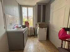 Charmante maison de village avec 4 chambres et 4 salles de bains, à quelques pas de toutes les commodités.