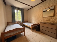Ensemble calme et privé composé de trois maisons de caractère en pierre, avec piscine et sans vis-à-vis.