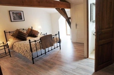 Château superbement rénové, 3 granges converties, Pigeonnier, 3 piscines, 5,4Ha ...  havre de calme!
