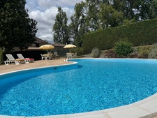 Ensemble calme et privé composé de trois maisons de caractère en pierre, avec piscine et sans vis-à-vis.