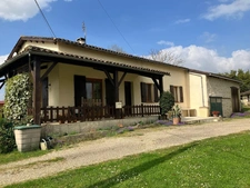 Maison de campagne avec piscine, maison secondaire, garage, grange et grand jardin dans un endroit tranquille.