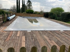 Maison de campagne avec piscine, maison secondaire, garage, grange et grand jardin dans un endroit tranquille.