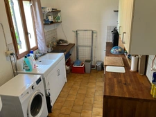 Maison de campagne avec piscine, maison secondaire, garage, grange et grand jardin dans un endroit tranquille.