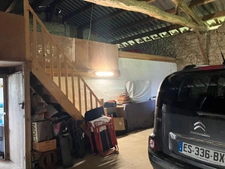 Maison de campagne avec piscine, maison secondaire, garage, grange et grand jardin dans un endroit tranquille.