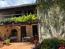 Ensemble calme et privé composé de trois maisons de caractère en pierre, avec piscine et sans vis-à-vis.