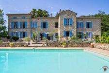 Château superbement rénové, 3 granges converties, Pigeonnier, 3 piscines, 5,4Ha ...  havre de calme!