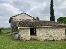 Maison de campagne avec piscine, maison secondaire, garage, grange et grand jardin dans un endroit tranquille.