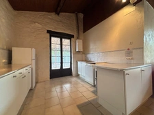 Ensemble calme et privé composé de trois maisons de caractère en pierre, avec piscine et sans vis-à-vis.