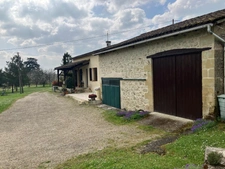 Maison de campagne avec piscine, maison secondaire, garage, grange et grand jardin dans un endroit tranquille.