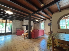 Ensemble calme et privé composé de trois maisons de caractère en pierre, avec piscine et sans vis-à-vis.