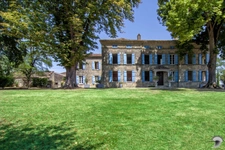 Château superbement rénové, 3 granges converties, Pigeonnier, 3 piscines, 5,4Ha ...  havre de calme!
