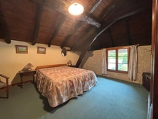 Ensemble calme et privé composé de trois maisons de caractère en pierre, avec piscine et sans vis-à-vis.