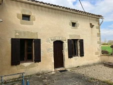 Maison de campagne avec piscine, maison secondaire, garage, grange et grand jardin dans un endroit tranquille.