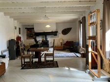 Maison de campagne avec piscine, maison secondaire, garage, grange et grand jardin dans un endroit tranquille.