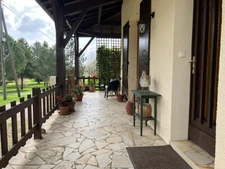 Maison de campagne avec piscine, maison secondaire, garage, grange et grand jardin dans un endroit tranquille.