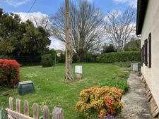 Maison de campagne avec piscine, maison secondaire, garage, grange et grand jardin dans un endroit tranquille.
