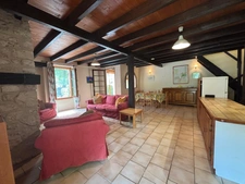 Ensemble calme et privé composé de trois maisons de caractère en pierre, avec piscine et sans vis-à-vis.
