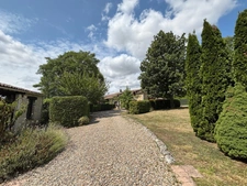 Ensemble calme et privé composé de trois maisons de caractère en pierre, avec piscine et sans vis-à-vis.