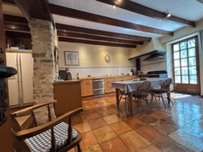 Ensemble calme et privé composé de trois maisons de caractère en pierre, avec piscine et sans vis-à-vis.