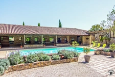Château superbement rénové, 3 granges converties, Pigeonnier, 3 piscines, 5,4Ha ...  havre de calme!