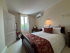 Charmante maison de village avec 4 chambres et 4 salles de bains, à quelques pas de toutes les commodités.