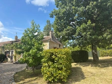 Ensemble calme et privé composé de trois maisons de caractère en pierre, avec piscine et sans vis-à-vis.