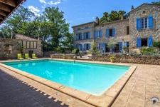 Château superbement rénové, 3 granges converties, Pigeonnier, 3 piscines, 5,4Ha ...  havre de calme!