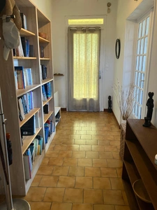 Maison de campagne avec piscine, maison secondaire, garage, grange et grand jardin dans un endroit tranquille.