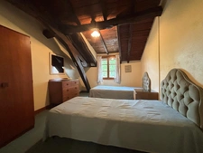Ensemble calme et privé composé de trois maisons de caractère en pierre, avec piscine et sans vis-à-vis.