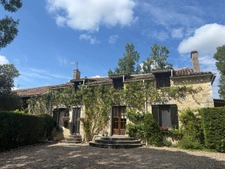 Ensemble calme et privé composé de trois maisons de caractère en pierre, avec piscine et sans vis-à-vis.
