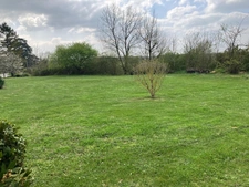 Maison de campagne avec piscine, maison secondaire, garage, grange et grand jardin dans un endroit tranquille.