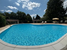 Ensemble calme et privé composé de trois maisons de caractère en pierre, avec piscine et sans vis-à-vis.