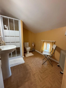Charmante maison de village avec 4 chambres et 4 salles de bains, à quelques pas de toutes les commodités.