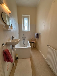 Charmante maison de village avec 4 chambres et 4 salles de bains, à quelques pas de toutes les commodités.