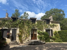 Ensemble calme et privé composé de trois maisons de caractère en pierre, avec piscine et sans vis-à-vis.