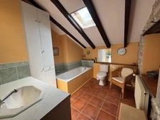 Ensemble calme et privé composé de trois maisons de caractère en pierre, avec piscine et sans vis-à-vis.