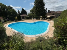 Ensemble calme et privé composé de trois maisons de caractère en pierre, avec piscine et sans vis-à-vis.