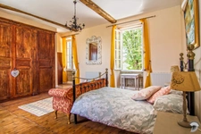 Château superbement rénové, 3 granges converties, Pigeonnier, 3 piscines, 5,4Ha ...  havre de calme!