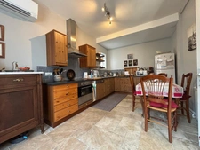 Charmante maison de village avec 4 chambres et 4 salles de bains, à quelques pas de toutes les commodités.